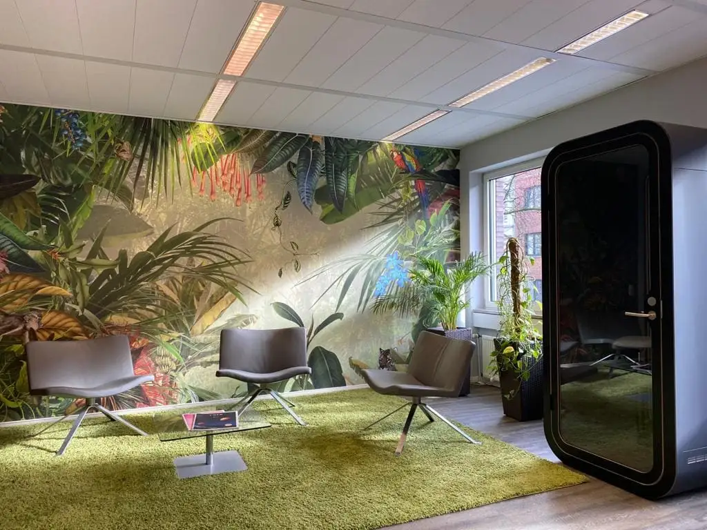 Meetingraum mit Telefonzelle im Satelliten Hamburg Alster | 1000 Satellites bietet Coworking und Eventlocations in Hamburg