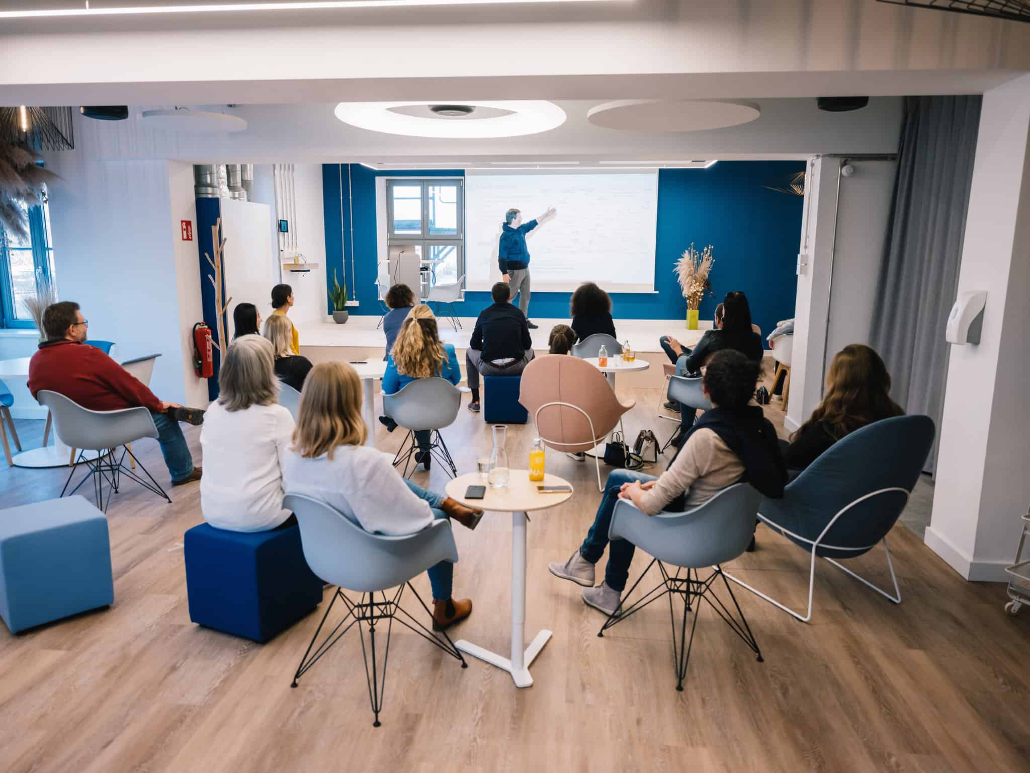 Meetings, Workshops und Events mit Publikum und digital zugeschalteten Teilnehmern bei 1000 Satellites