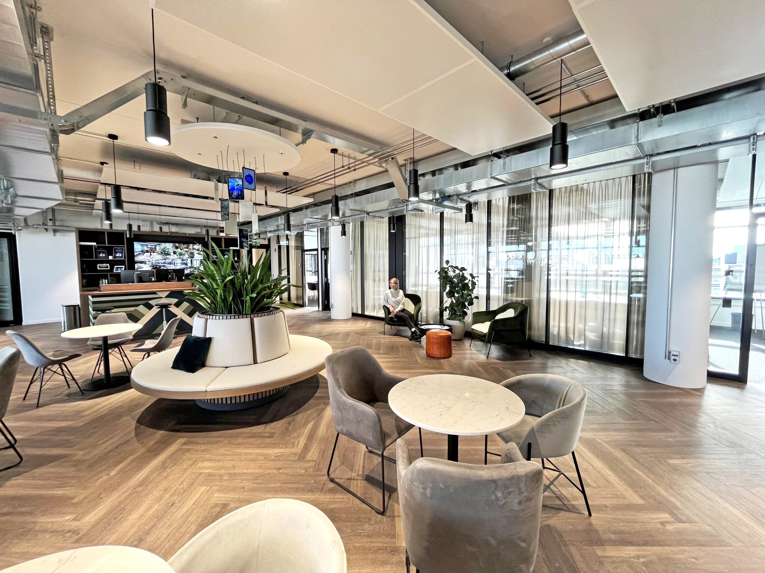 Helles, modernes Bürogebäude im Weißen Quartier München mit Coworking, Büro- und Meetingräumen