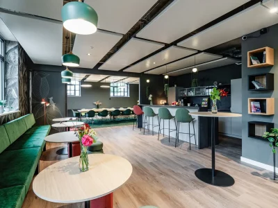 Meetingraum Lohwald mit Cafe im Satelliten The Malt in München Allach | 1000 Satellites bietet Eventmöglichkeiten in München, Hamburg und der Region Rhein-Neckar