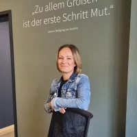 1000-Satellites-Portrait-Janine-Breininger